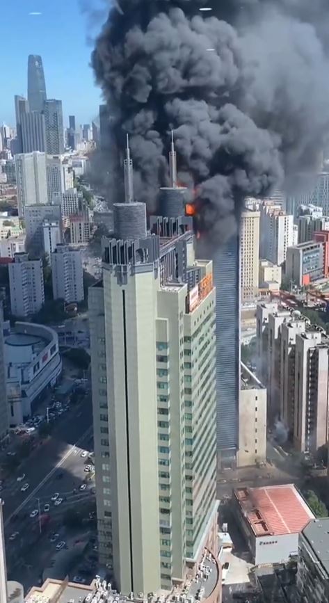 天津新天地大厦发生大火。