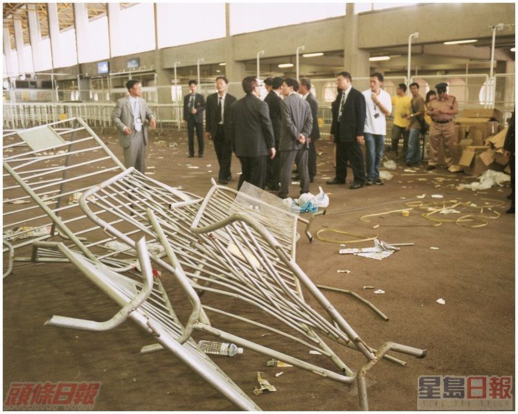 從鐵欄的扭曲程度，可見事發時的激烈情形。資料圖片