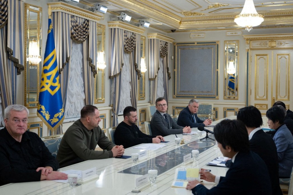 上川陽子與澤連斯基及其他烏克蘭政府官員舉行會談。路透社