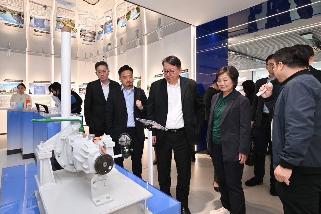 蔡若蓮考察內地大學城。教育局提供