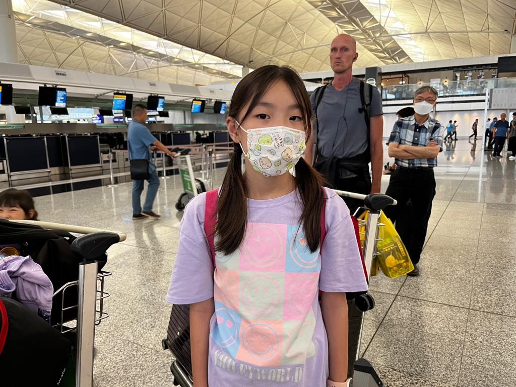 黄小朋友与家人今晚经台湾转机往美国西雅图，对于超强台风苏拉逼近，她形容「有少少惊。」黄子龙摄