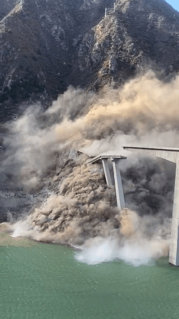 四川阿壩紅旗特大橋垮塌。