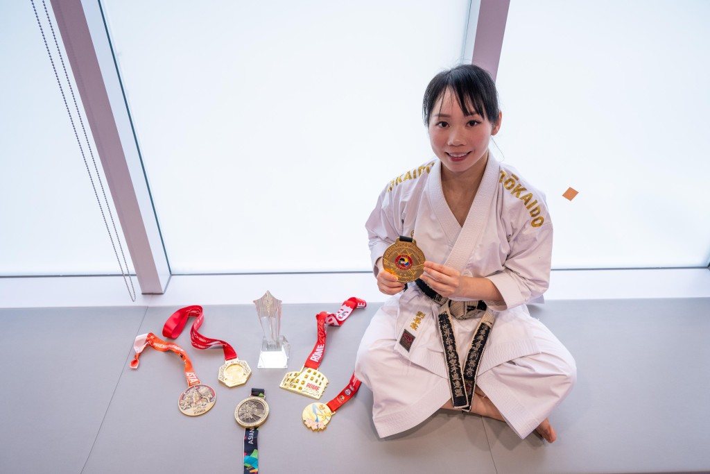除上述三個代表性獎項外,還有今季奪得的4面WKF K1超聯金牌,Grace手上拿著她認為是重中之重的世錦賽金牌。蘇正謙攝 除上述三個代表性獎項外,還有今季奪得的4面WKF K1超聯金牌,Grace手上拿著她認為是重中之重的世錦賽金牌。蘇正謙攝