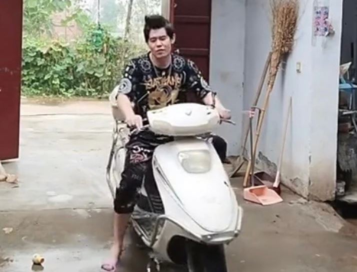 片段中A貨駕電單車中門駛至鏡頭前。