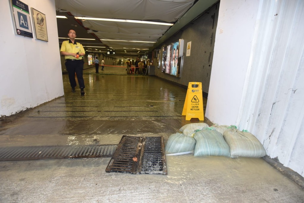 地盤積水沿斜路流向A2出口,繼而流向站內。