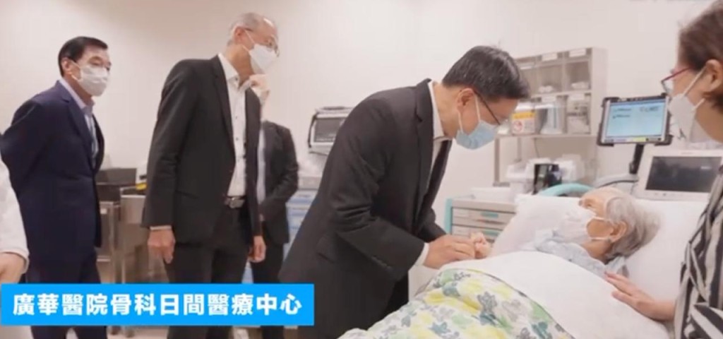 李家超探望正接受物理治療的婆婆。 李家超探望正接受物理治療的婆婆。