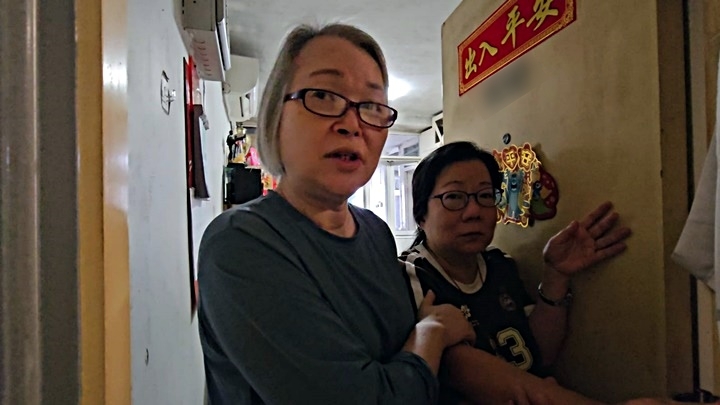死者胞姊(左)与妻子忆述死者生平。黄文威摄 死者胞姊(左)与妻子忆述死者生平。黄文威摄
