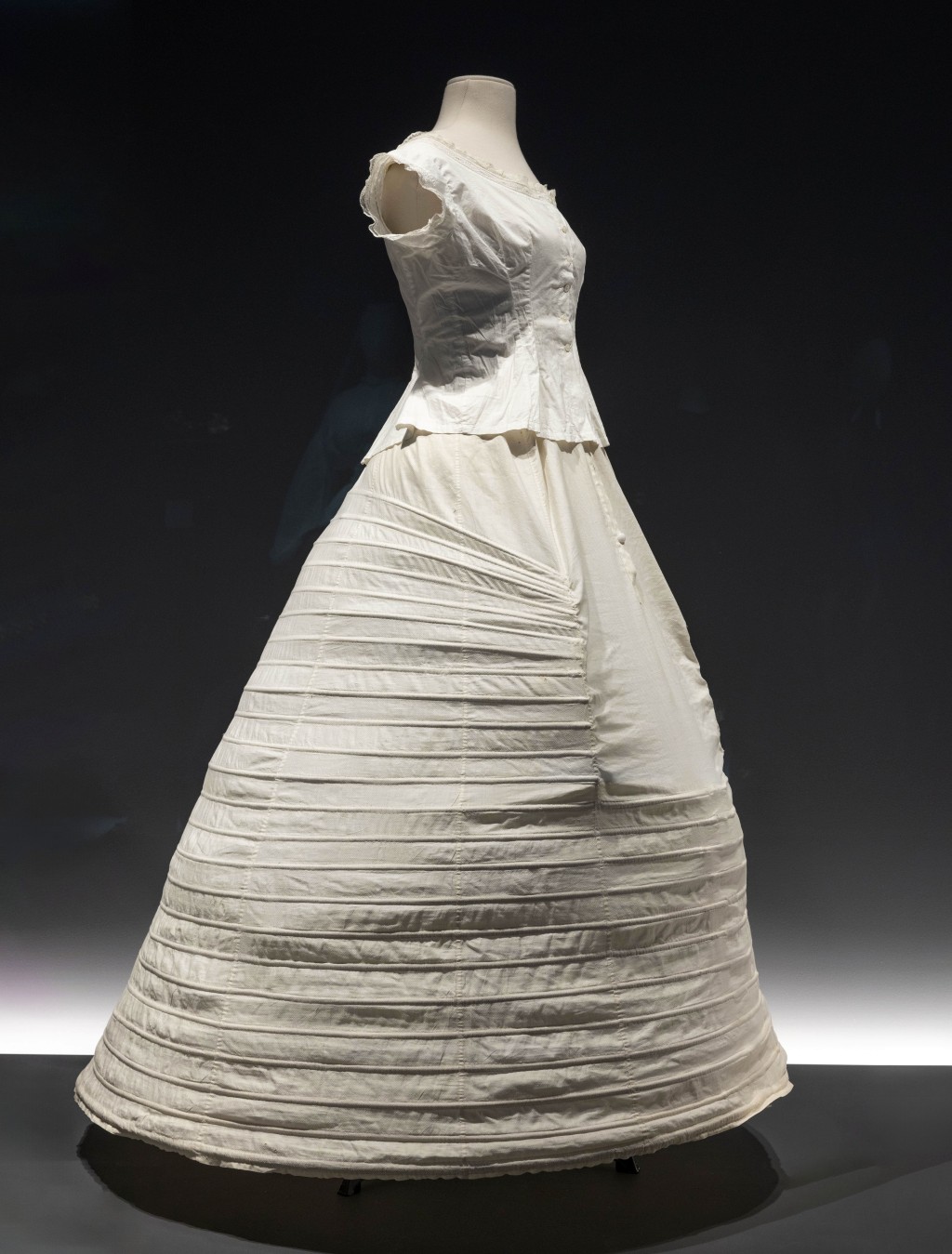 无论是束腰胸衣，还是外形如鸟笼的硬身裙撑，都是十八、十九世纪贵族女性 展示体态与身份的衣着象徵。