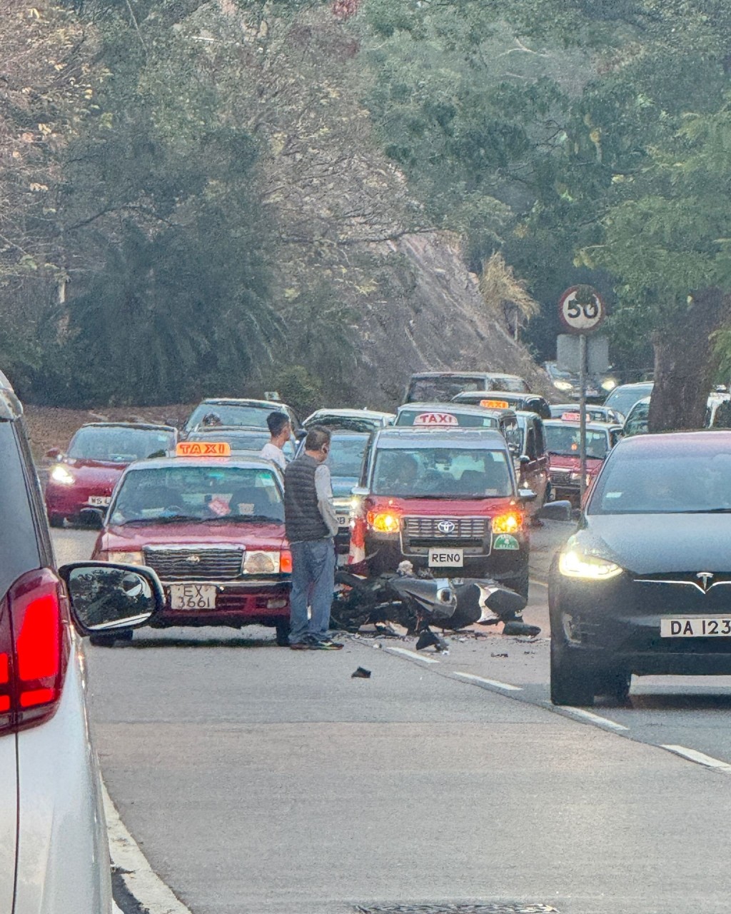 大埔公路—沙田嶺發生交通意外,涉及的士及電單車。網上圖片 大埔公路—沙田嶺發生交通意外,涉及的士及電單車。網上圖片