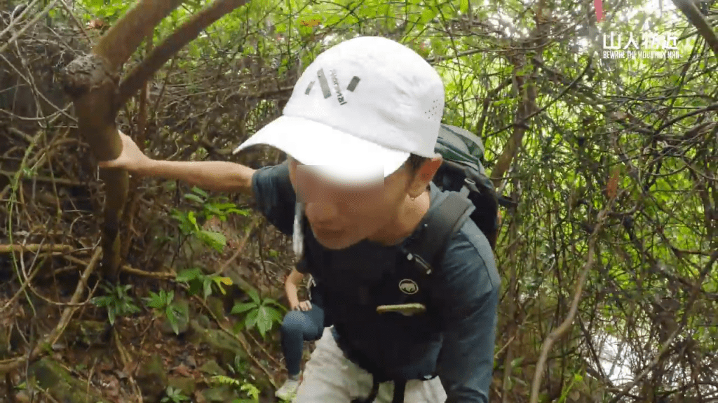 兩人離開山澗路後,進入叢林。(Youtube頻道「山人物近」截圖) 兩人離開山澗路後,進入叢林。(Youtube頻道「山人物近」截圖)