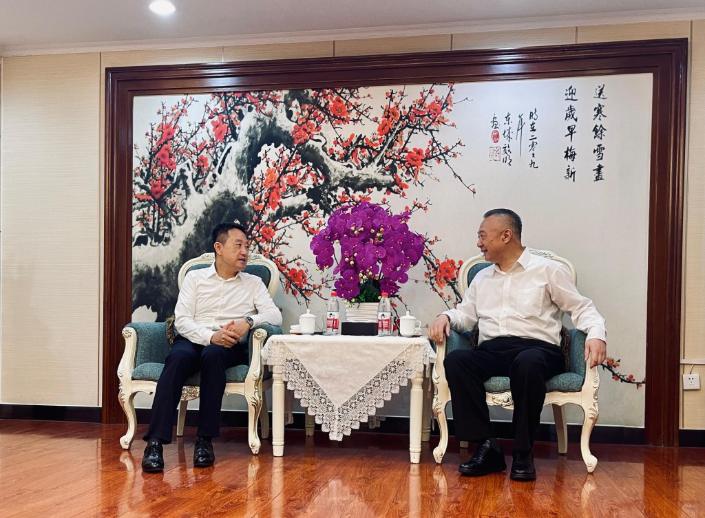 陳子達(左)於7月6日在新疆參訪烏魯木齊海關,與烏魯木齊海關關長郝煒明(右)會面。政府新聞處 陳子達(左)於7月6日在新疆參訪烏魯木齊海關,與烏魯木齊海關關長郝煒明(右)會面。政府新聞處
