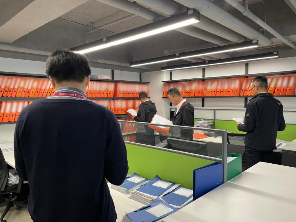 行動涉及4座工業及商業大廈的維修工程。競委會提供
