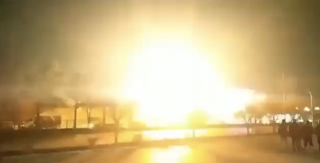 伊朗伊斯法罕军工厂受无人机攻击，网民在Twitter发布爆炸及大火的影片。 网上图片