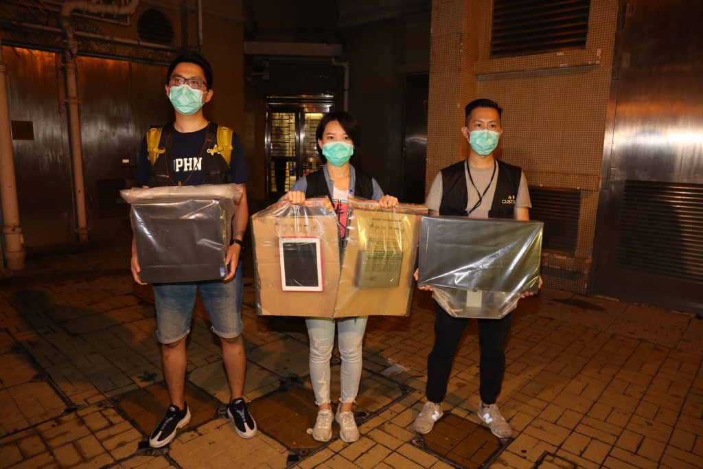 海關檢獲一批電腦器材。