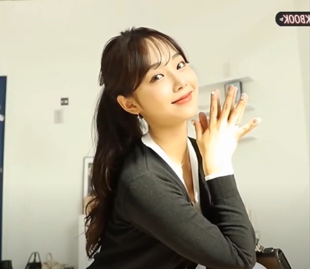 韓國不少Youtuber主打「Lookbook」開設頻道在鏡頭前換衫教授穿搭。（Youtube截圖）