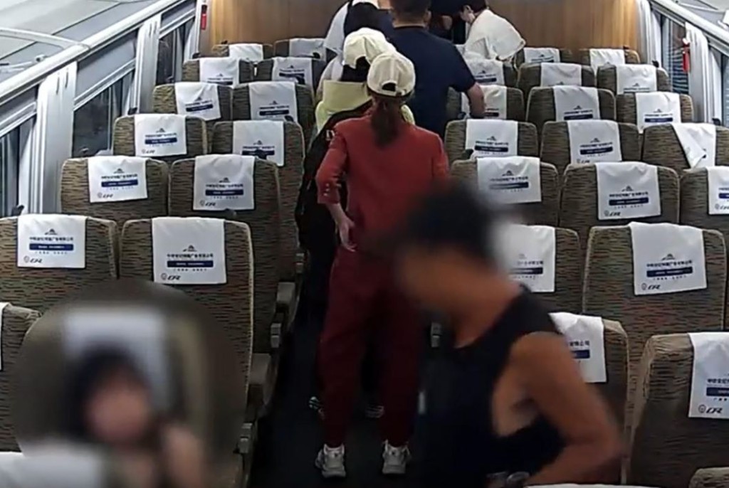 男子在北京高鐵上非禮女乘客過程，被CCTV拍下。北京鐵警