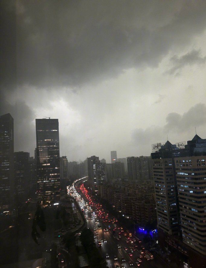 雷暴天氣來襲，廣州18日白天如黑夜。 央視微博