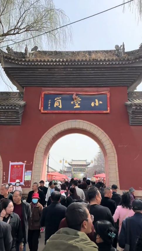 小賀在廟會兼職時不幸跌落化糞池溺斃。抖音＠海燕看慶陽