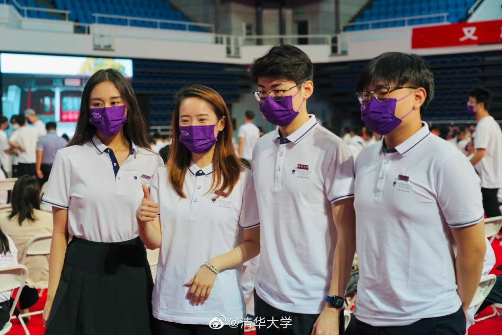 超欣與其他同學影合照。