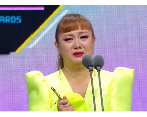 朴娜萊獲最高榮譽的演藝大獎，在台上激動落淚。