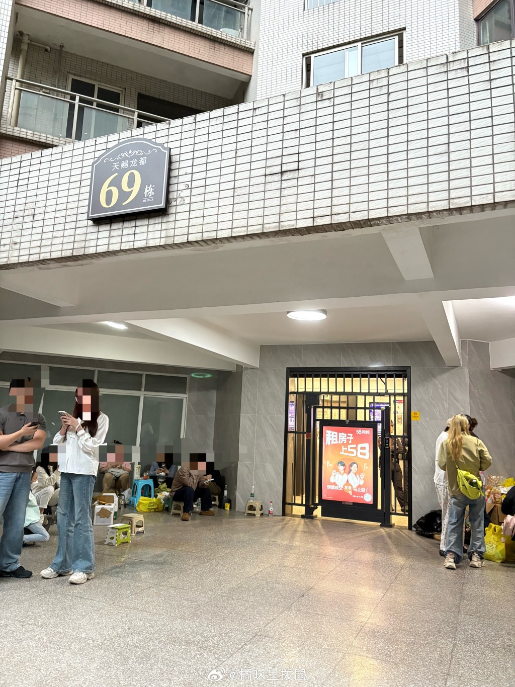 動保人士及民眾到「重慶山姆打包哥」居所外聲討對方。 動保人士及民眾到「重慶山姆打包哥」居所外聲討對方。