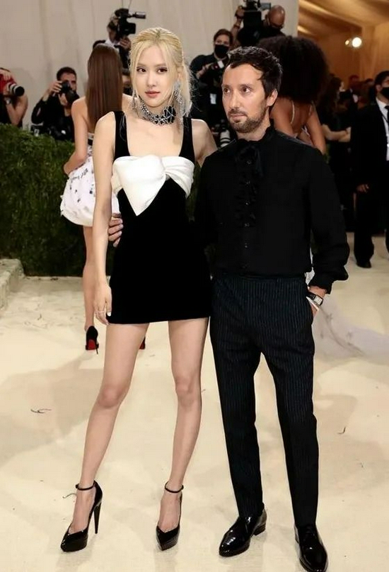 Rose同SAINT LAURENT創意總監Anthony Vaccarello齊出席Met Gala 2021。