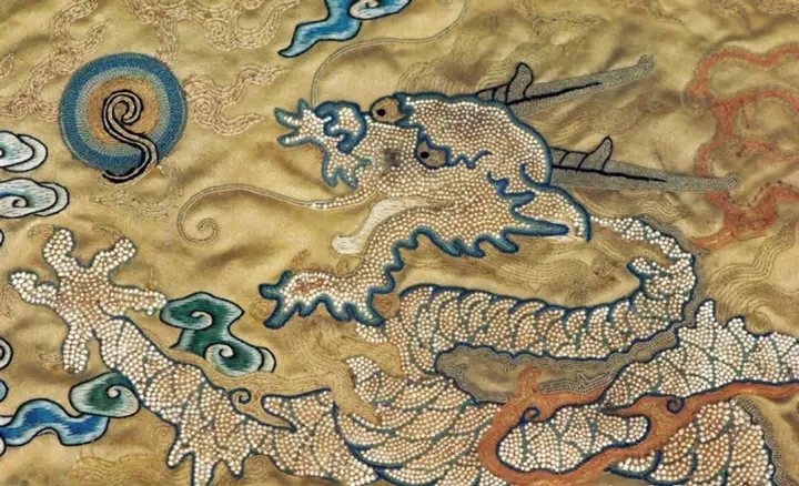 收藏於內蒙古赤峰博物館的龍袍。知乎@五月紫鳶
