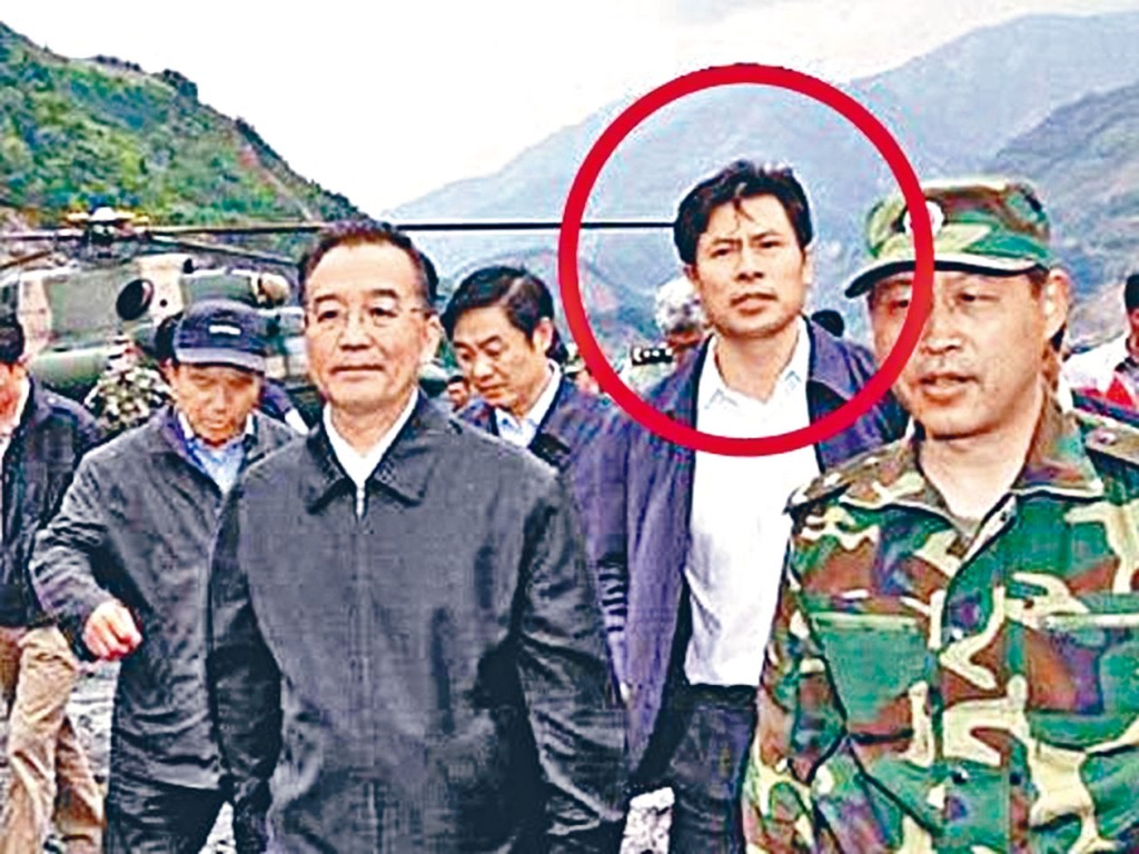 ■和溫家寶一起在汶川地震災區的丘小雄。