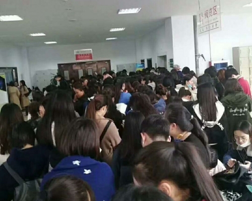 大学图书馆有过千学生排队抢夺租用储物柜。网上图片