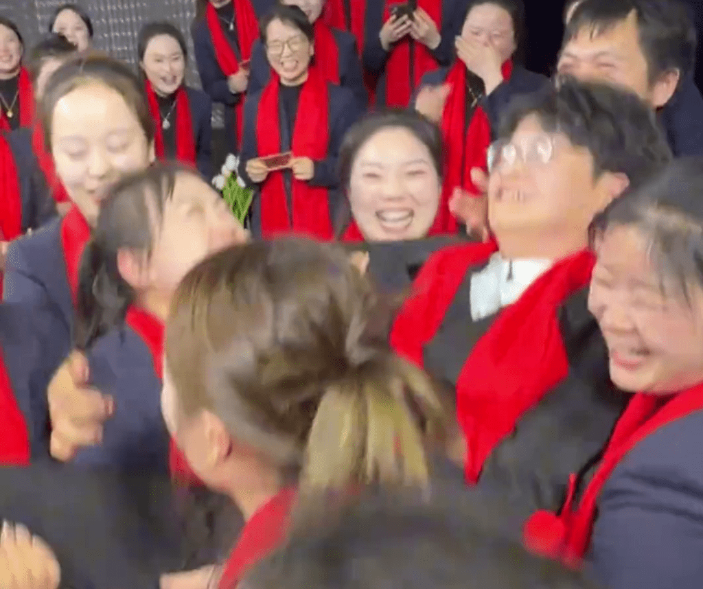 員工將絕世好老闆抱起拋向半空。