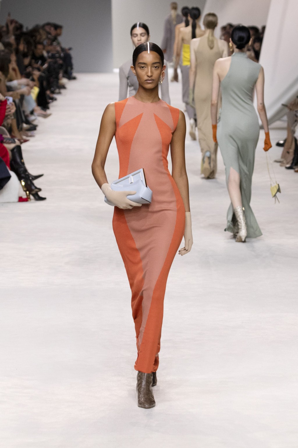 Fendi春夏系列中一襲修身連身裙，以深淺的橘子及蜜桃色拼湊出獨特線條美。，