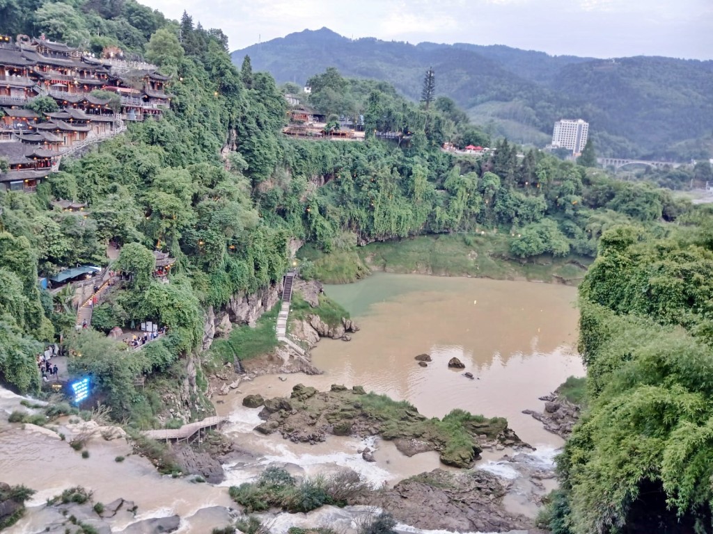 在港開出的高鐵雖然不停芙蓉鎮站,但可從張家界西站乘1個站,或在鳳凰古城站乘兩個站抵達。 在港開出的高鐵雖然不停芙蓉鎮站,但可從張家界西站乘1個站,或在鳳凰古城站乘兩個站抵達。