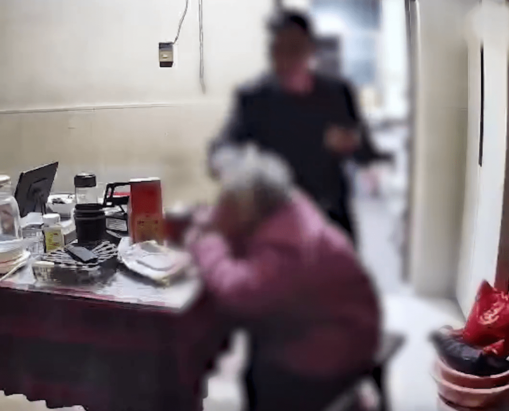 江蘇男因瑣事起爭執，動手打母親。