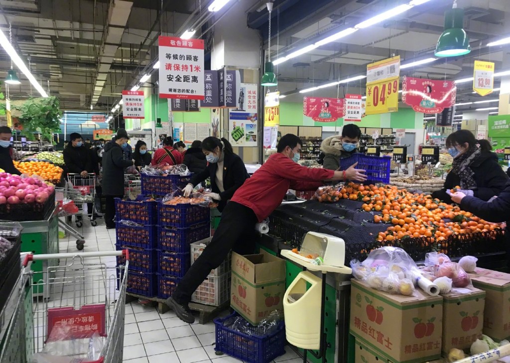 石家莊民眾到超市購買糧食。網上圖片