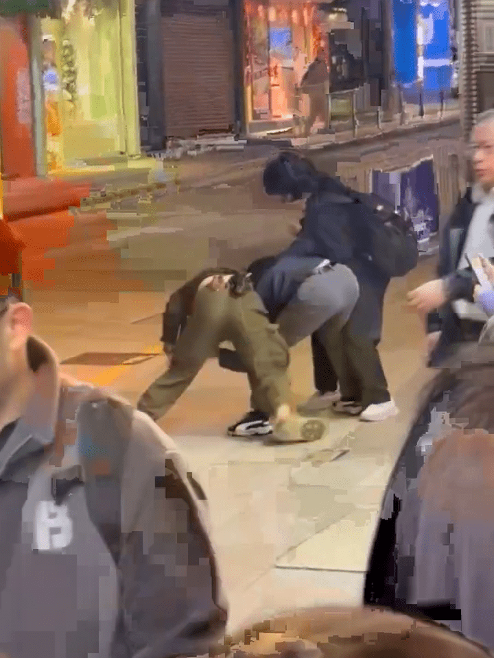 便衣警一度大叫「有無人幫手」。