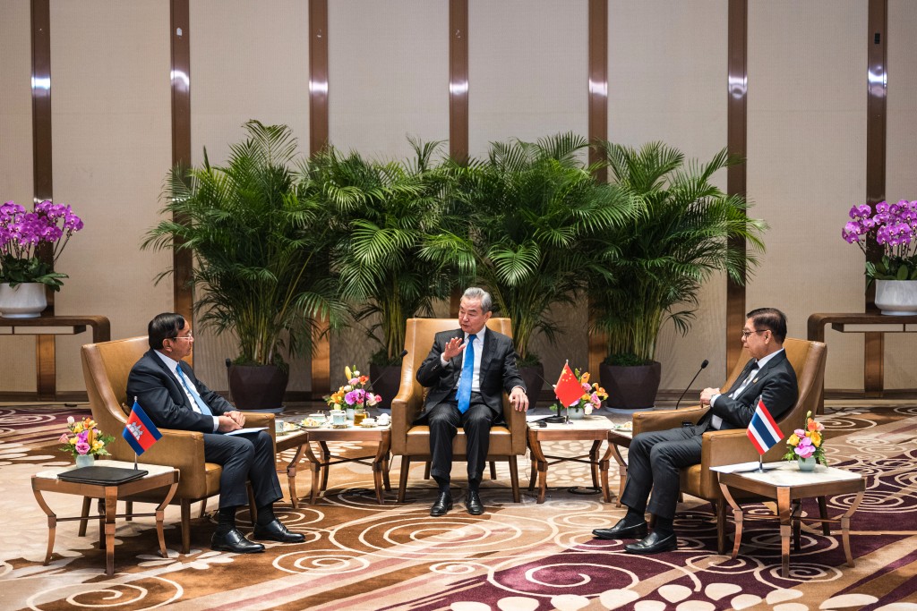 中国外长王毅在云南玉溪，跟柬埔寨副首相兼外交大臣布拉索昆，以及泰国外长西哈萨会晤。美联社