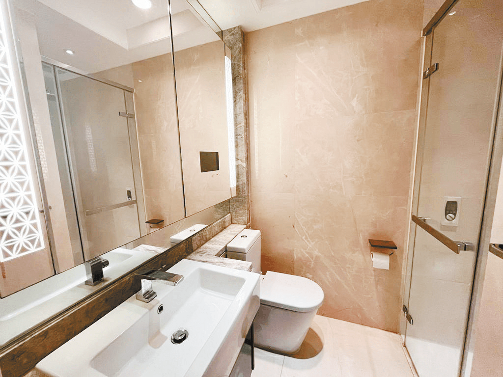 浴室设有玻璃门分隔淋浴间，保持乾湿分离。