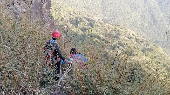 2022年，救援隊在深圳大鵬半島國家地質公園七娘山區域搜索墜崖的徒步者。  深圳公益救援隊官微資料圖