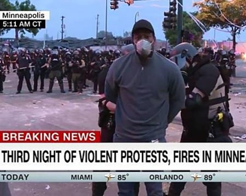 CNN非裔記者直播報導期間,遭明尼蘇達白人鎮暴警拘捕。網圖