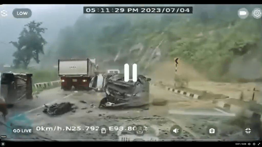 印度公路恐怖意外 天降巨石2车迅即成废铁  酿2死3伤。 Twitter@AhmedKhabeer_