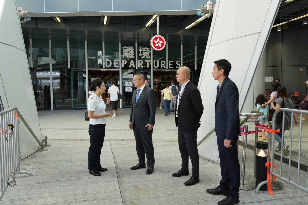 郭俊峯到香園圍及落馬洲支線管制站,了解管制站應對七一回歸紀念日及暑假出入境人流的準備工作。 郭俊峯到香園圍及落馬洲支線管制站,了解管制站應對七一回歸紀念日及暑假出入境人流的準備工作。