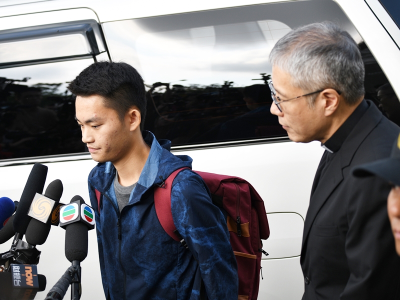 陳同佳(左)於本港出獄至今已達一年。右為管浩鳴。資料圖片