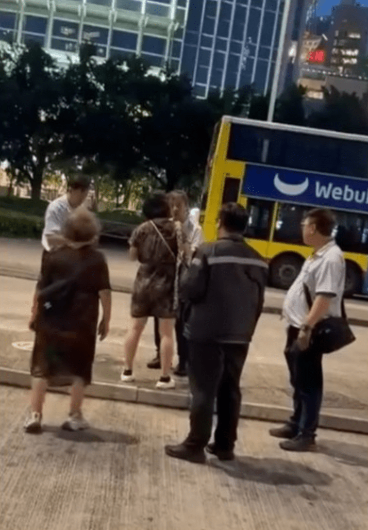 片中可見兩女一男與一名車長理論，其中有人聲稱乘車時多付車資，要求即場取回款項。網片截圖