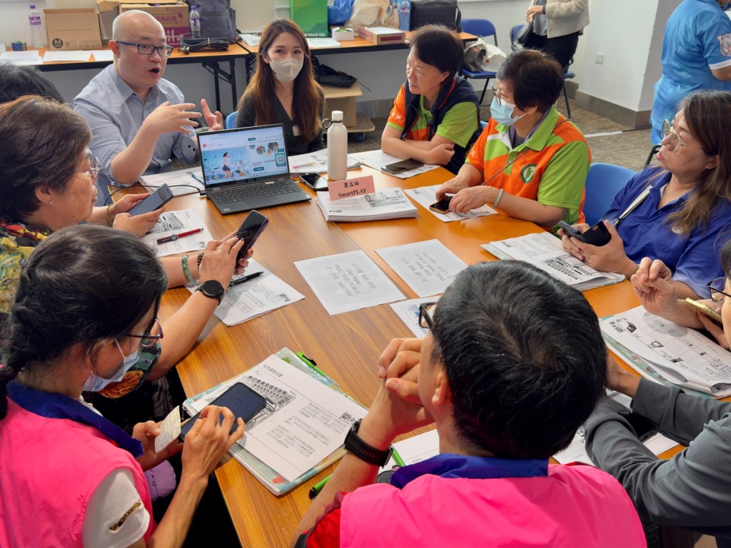 活動教導44名獲邀參加的學員使用六款長者常用的政府流動應用程式。 活動教導44名獲邀參加的學員使用六款長者常用的政府流動應用程式。