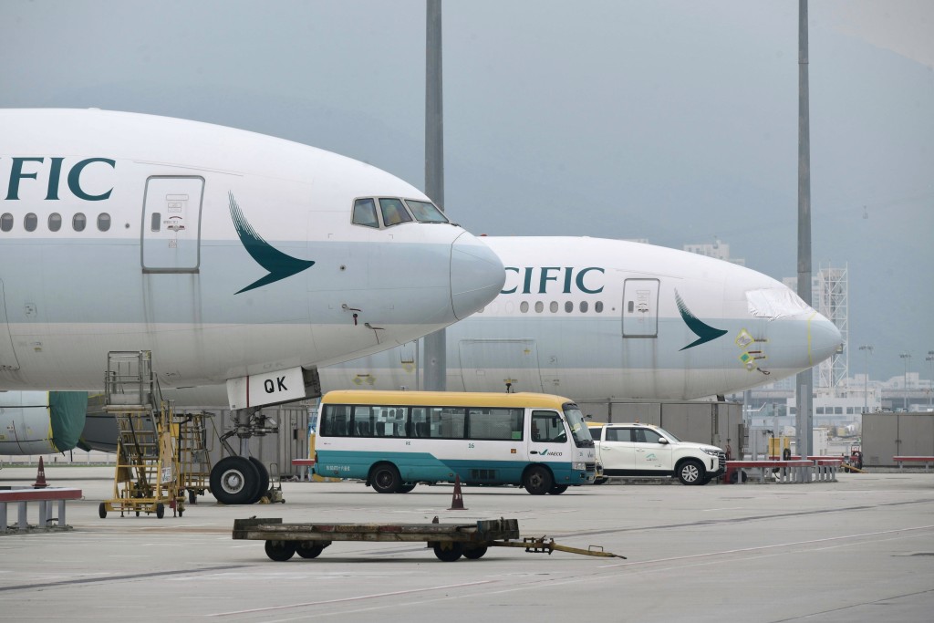 国泰就事件致歉并将涉事机舱服员停职。网上图片
