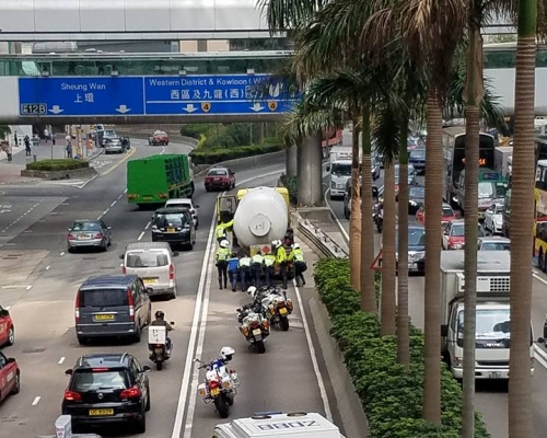 多名警察推車開路。(小心駕駛群組圖片)