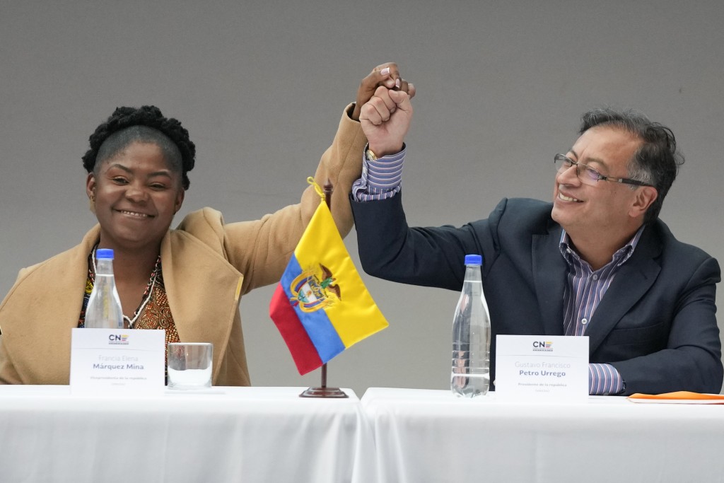 馬克斯(左)是哥倫比亞歷來第一位黑人副總統，去年9月跟隨新總統佩特羅上台執政。AP