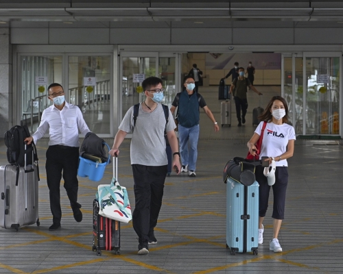 回港易計劃實施首日逾2140人返港。
