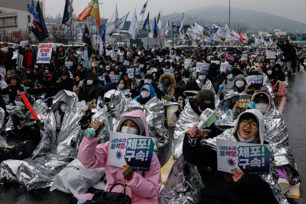 大批民眾冒風雪集會抗議尹錫悅拒捕。（路透社）