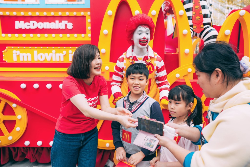 香港麥當勞行政總裁黎韋詩與管理團隊到場，聯同60 位義工同事身體力行麥麥送暖。